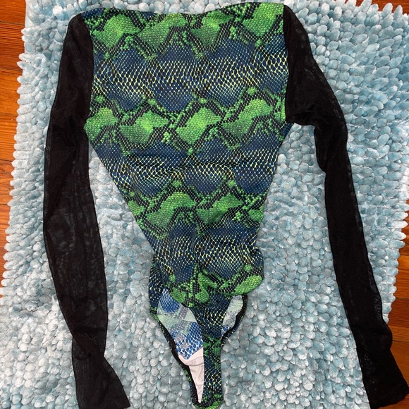 Snake skin design green and black one piece - Picture 3 of 4